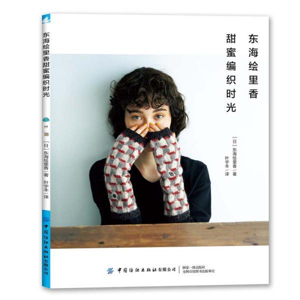 张小斐穿吊带裙秀白皙肌肤，你觉得如何呢？